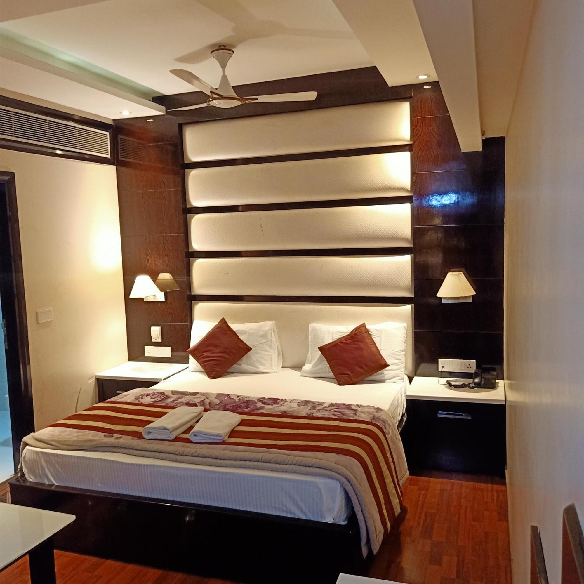 Hotel Geet Deluxe Nowe Delhi Zewnętrze zdjęcie
