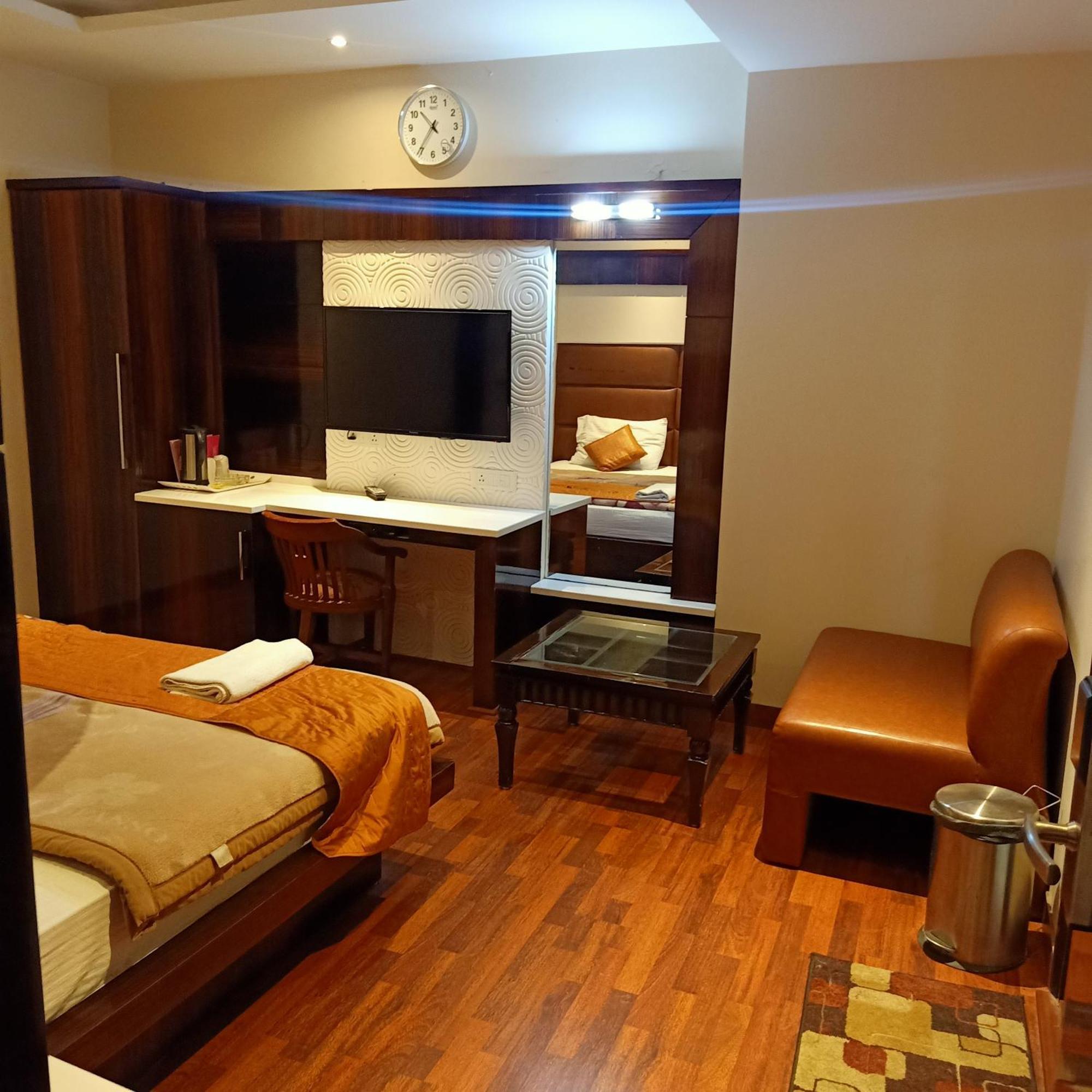 Hotel Geet Deluxe Nowe Delhi Zewnętrze zdjęcie