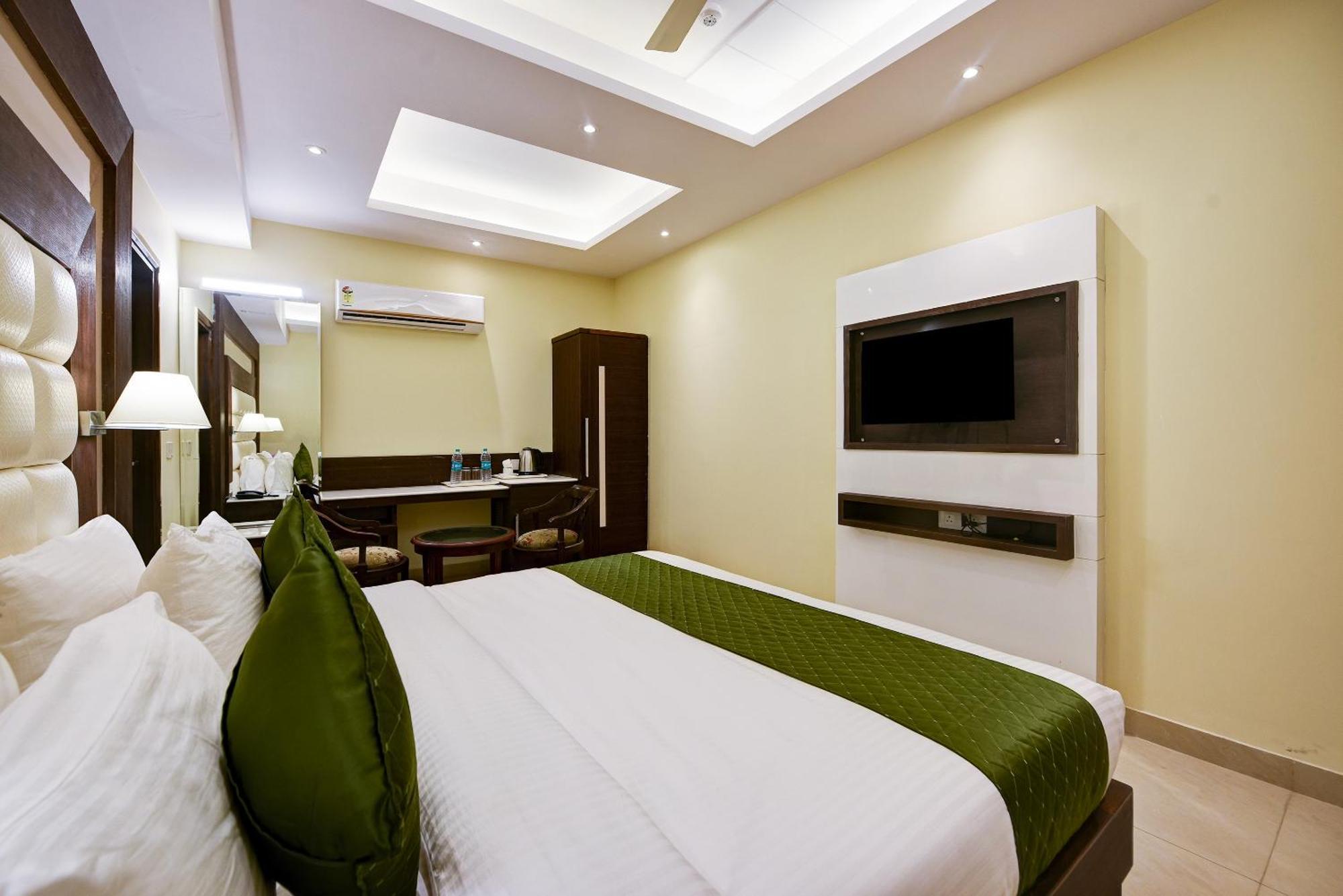 Hotel Geet Deluxe Nowe Delhi Zewnętrze zdjęcie