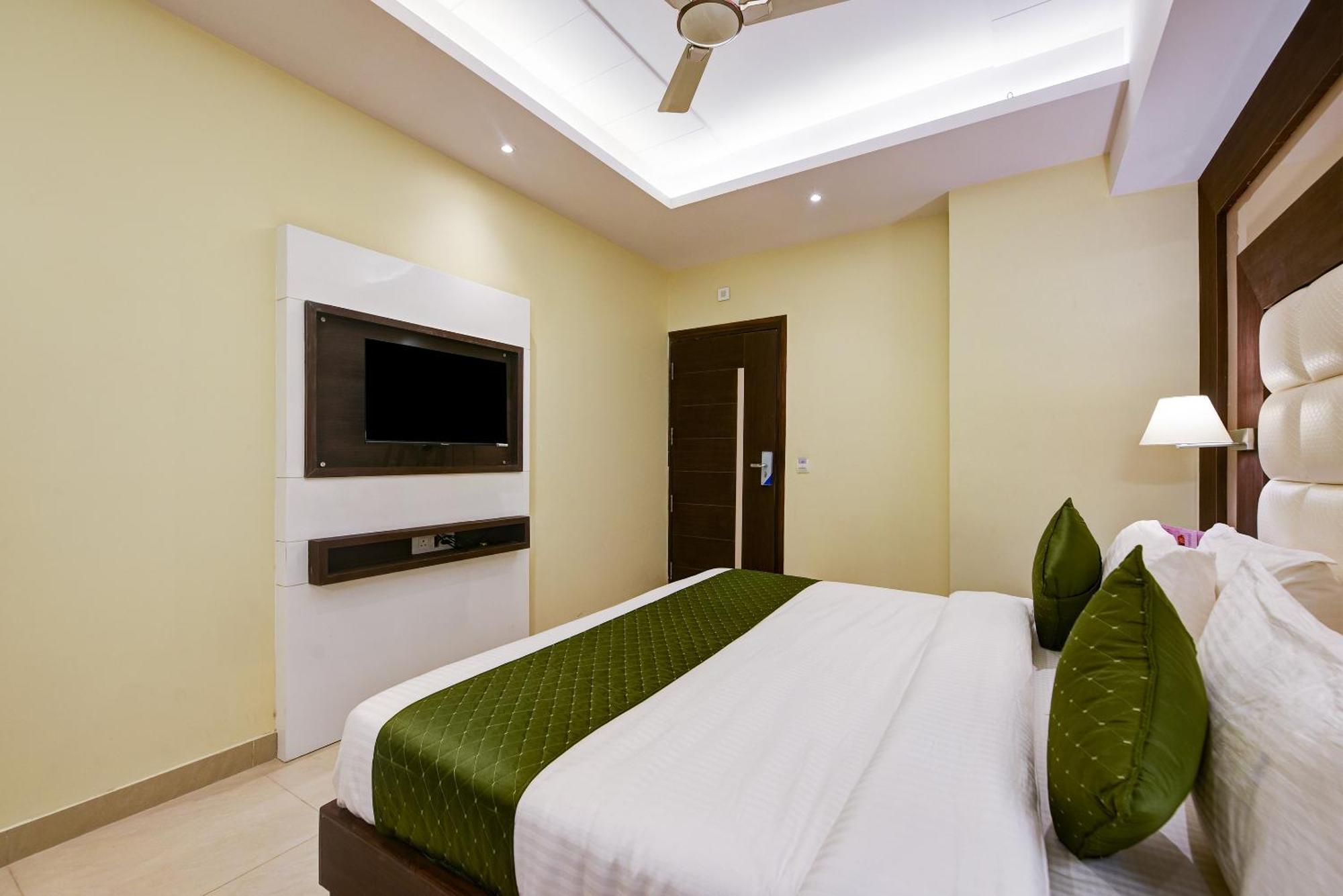 Hotel Geet Deluxe Nowe Delhi Zewnętrze zdjęcie